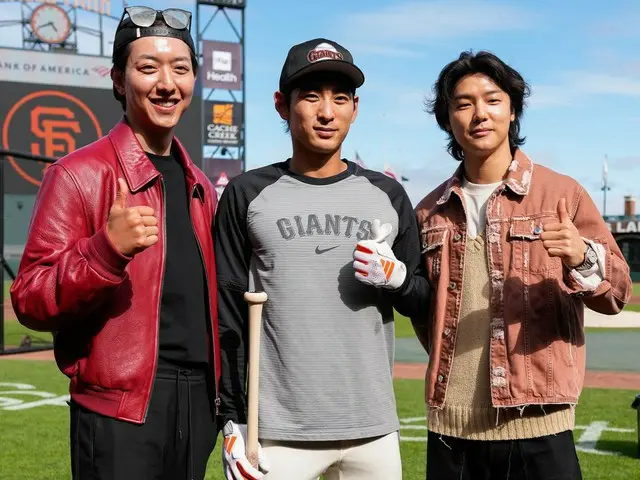 CNBLUE's Lee Jeong Shin and KANG MINHEEK met Lee Jeong Hoo in San Francisco! ... We're jealous of his autographed uniform