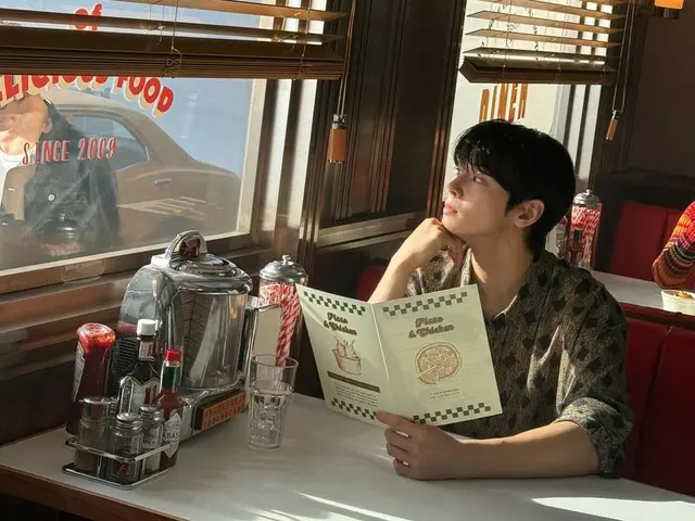 ASTRO's Cha EUN WOO reveals behind-the-scenes footage of his commercial shoot... "The face genius" stands in a sunny cafe