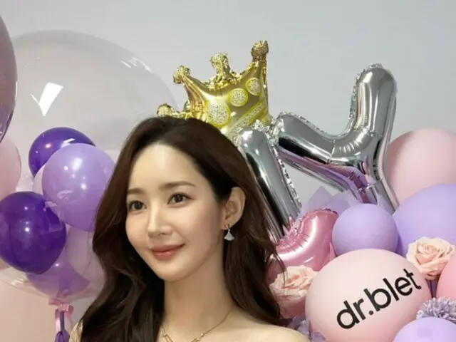 Park Min Young shows off her mature beauty in an elegant dress style
