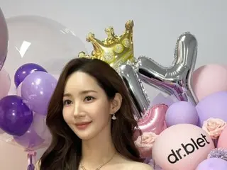 Park Min Young shows off her mature beauty in an elegant dress style