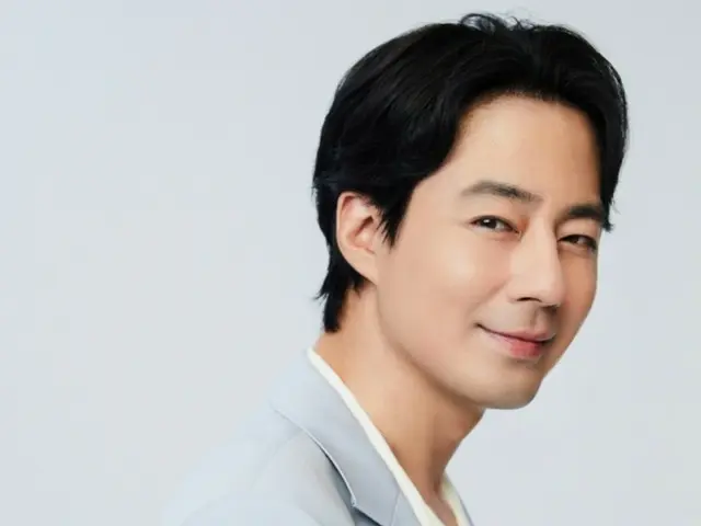 Actor Jo In Sung donates sneakers to orphanage on Children's Day