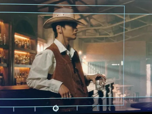 Seo In Guk becomes Hot Topic in chic "cowboy" look