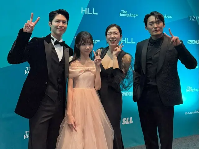 Actor Park BoGum poses with his co-stars from "Thank You"
