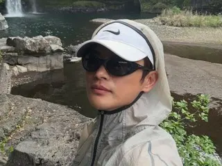 Seo In Guk shares fun moments at Cheju Island... innocent and carefree