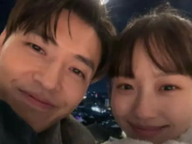 Kang HaNeul x Go MinSi, two photos with their faces perfectly aligned... They look like a real couple