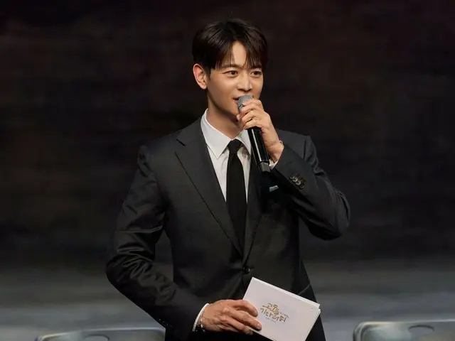 SHINee's Minho donates his talent as the host of the GV (interaction with the audience) for the charity performance of the play "Waiting for Godot"