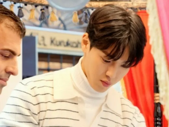 MONSTA X's SHOWNU transforms into a barista in Türkiye (convenience store restaurant)