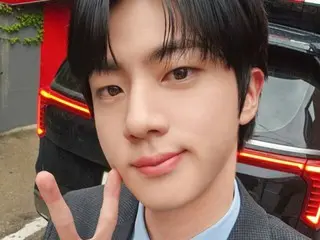 "BTS" JIN greets the audience in a dandy suit... "I've been enjoying delicious food all day long"