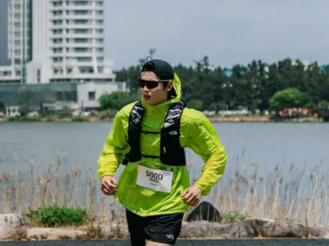 ASTRO's Cha EUN WOO completes an 11K race! ... His selfie shows no signs of fatigue!