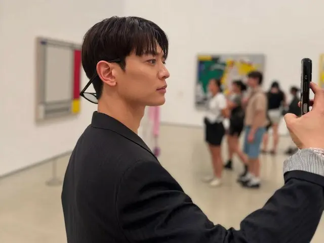 SHINee's Minho enters the art world in Los Angeles... "A quietly moving moment"