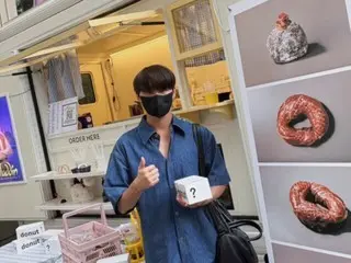 Jun Su (Xia) gives a thumbs up like a boy... he's handsome even when he hides everything