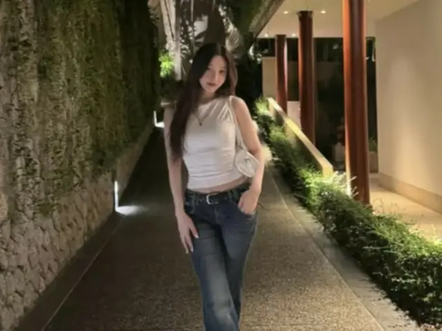 Red Velvet's JOY, eye-catching in white tank top and denim