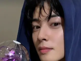 "ASTRO" Cha EUN WOO greets fans with a light stick... shining visuals