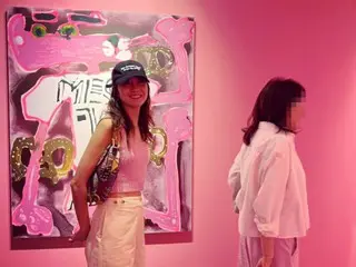 Kong Hyo Jin in pink knit fashion...exhibition seems complete