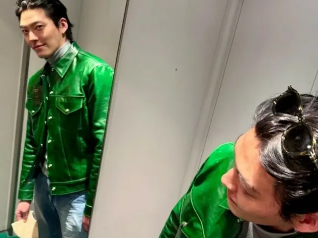 Kim WooBin perfectly pulls off a dark green outfit...Former model member shows off his talents
