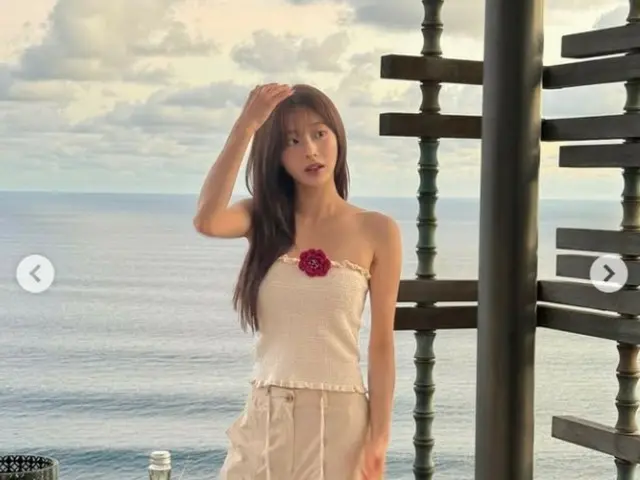 Singer Chuu (Kim JiWoo), tube top exposes shoulders... mature visual