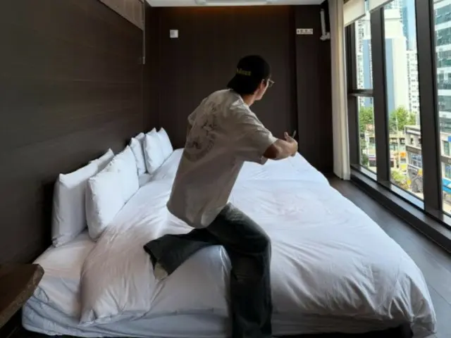Seo In Gook reveals his boyish and innocent daily life... his broad shoulders are amazing