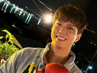 Actor Park BoGum releases birthday commemorative photos... smiling while holding a boxing glove cake