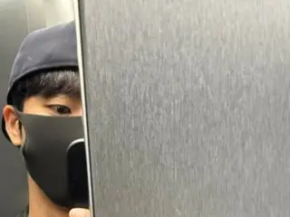 Choi Jeong Hyup communicates with fans even as the elevator closes