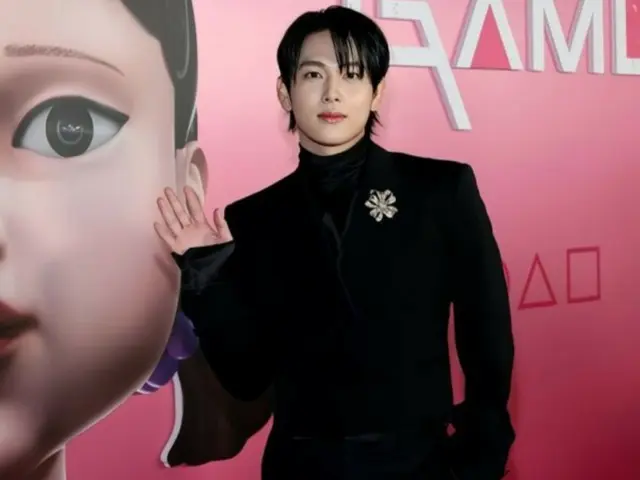 Yim Siwan exudes charisma in all black