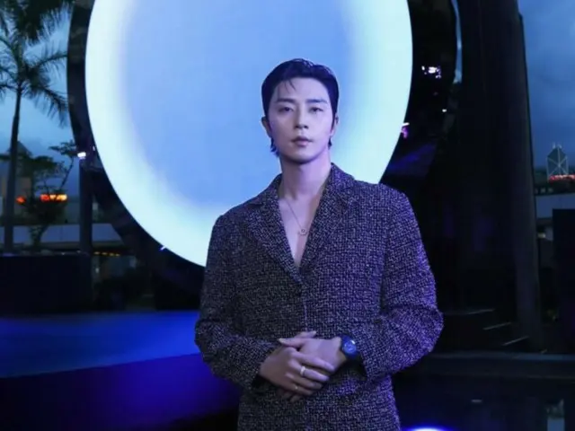 Park Seo Jun, a dandy visual in the Hong Kong night