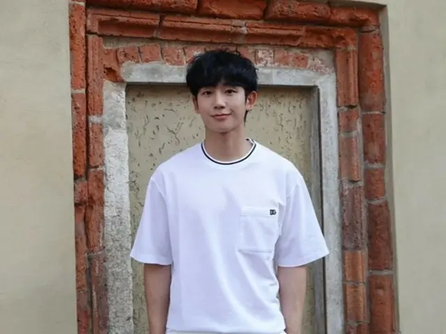 Jung Hae-in shows off his best visuals in all-white outfit