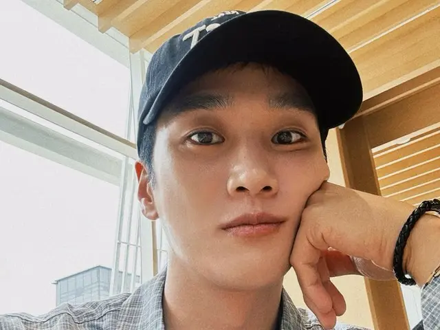 Actor Ahn Bo Hyun, eating hamburgers while walking around, is also cute... "Are you on vacation?"