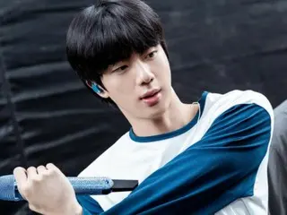 "BTS" JIN releases behind-the-scenes cuts from fan contest tour... "Run, take a photo of Seokjin, next is Japan"