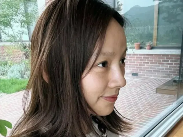 Lee Hyo Ri just smiled... Her natural beauty catches everyone's attention