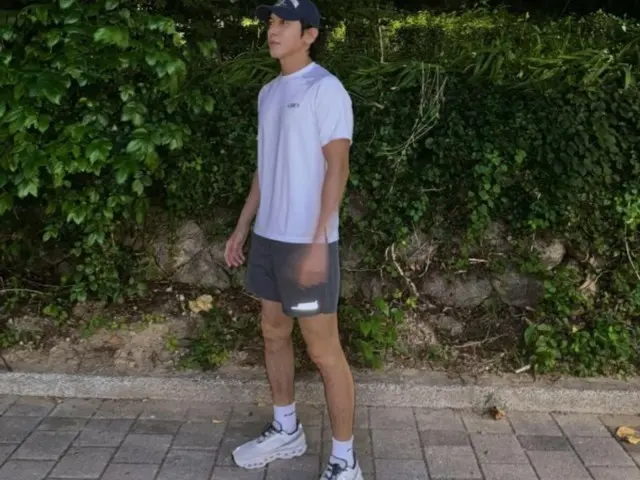 CNBLUE's Jung Yong Hwa runs at dusk...he did "Night Runner"!