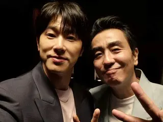 Yunho (U-KNOW) of "TVXQ" takes a heartwarming commemorative photo with the cast members...Behind the scenes from the production presentation of "Pine Outlaws" (with video)