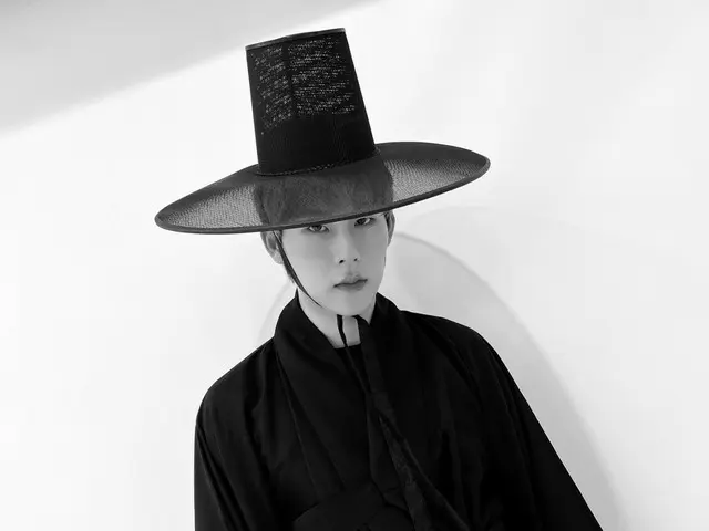 MONSTA X's JOOHONEY looks like a live-action version of "Saja Boys"! ... Taking on the challenge while wearing a robe and a jacket