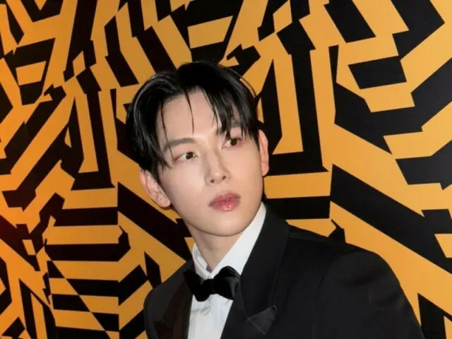 Yim Siwan, dandy charm in black tuxedo... Attracts attention at the 4th Blue Dragon Series Awards