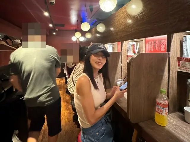 Ha Ji Won's latest update from her trip to Osaka... She looks beautiful in a white tank top and jeans