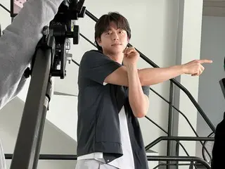 Actor Gong Yoo reveals behind-the-scenes photos from his pictorial shoot... His youthful appearance makes it hard to believe he's in his 40s