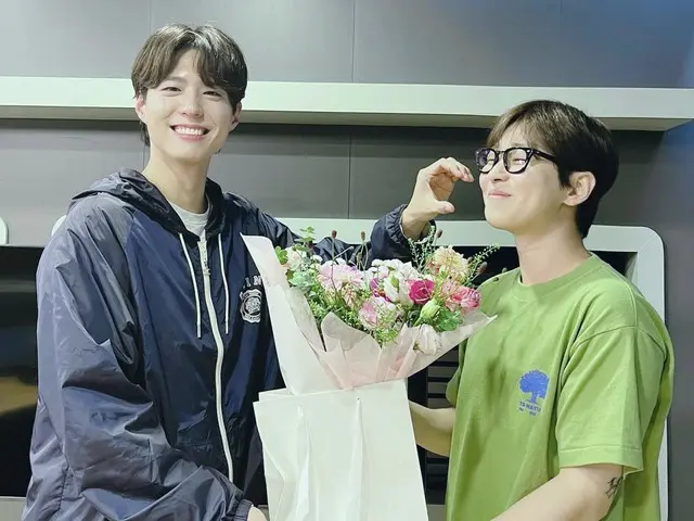 Actor Park BoGum makes a surprise visit to DinDin's radio show... When asked, "When are you the happiest?" he answers, "When I look in the mirror"