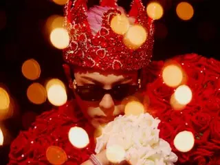 G-DRAGON (BIGBANG) shines on stage with his overwhelming presence, as if he were a genius at changing things... His gorgeous costumes are like a fashion show
