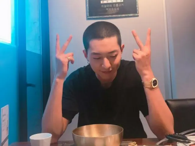 CNBLUE's Lee Jeong Shin is surprised by his shaved head! "Today was the day I enlisted."