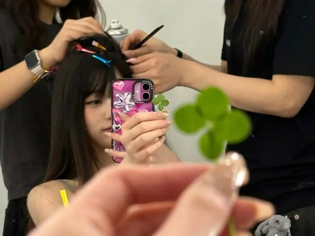"IVE" Jang Won Young takes a photo with a four-leaf clover... Lucky today too
