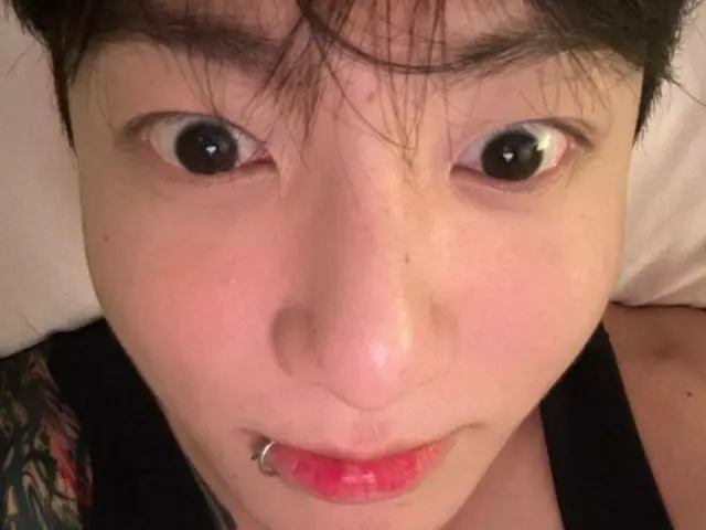 BTS' JUNG KOOK shares his daily life with his baby-faced looks... His shoulders and tattoos are sexy