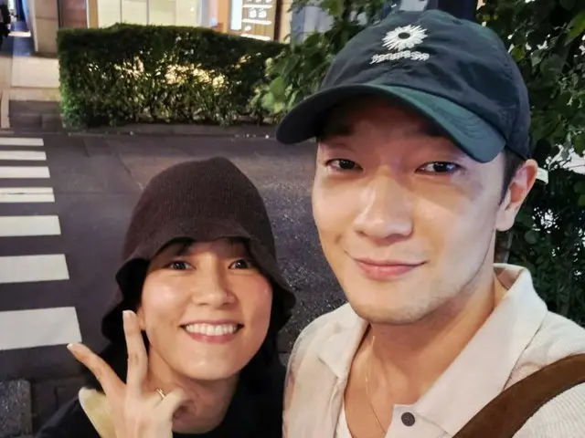 Actor Son Sukku enjoys summer in Tokyo... Also includes a photo of him and Mizukawa Asami