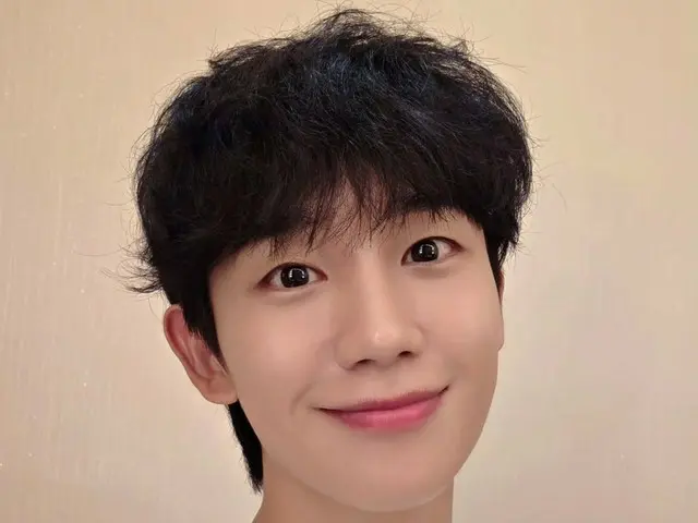 Actor Jung HaeIn shows off his dazzling and perfect visuals... A stunning all-white look