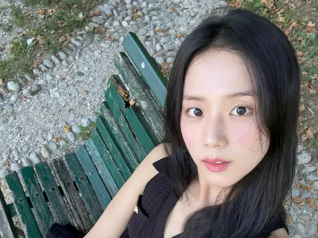 BLACKPINK's Jisoo takes a break in a park while strolling around Milan... A hidden relaxing spot in the fashion city