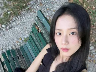 BLACKPINK's Jisoo takes a break in a park while strolling around Milan... A hidden relaxing spot in the fashion city