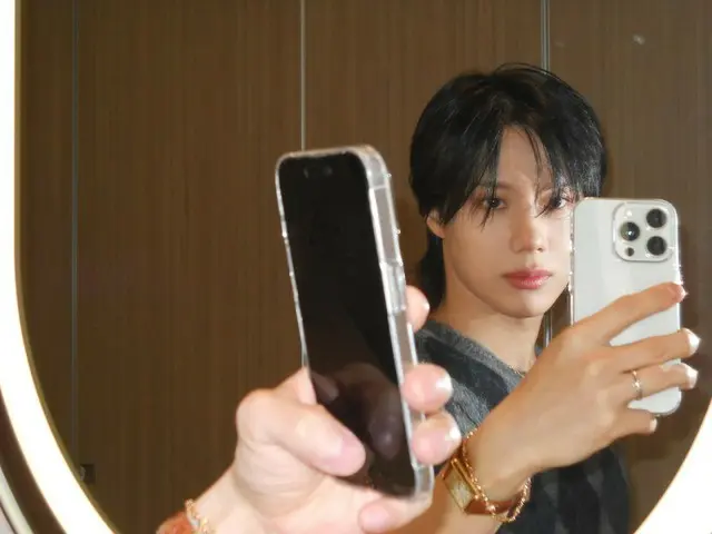 SHINee's TAEMIN, "Looking at himself in the mirror" - a sensual selfie from a quiet summer day