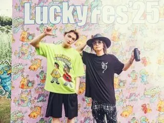 Jaejung and Hyde take a photo together at "Lucky fes"...the relaxed atmosphere is great!
