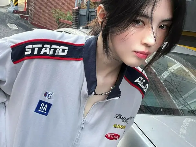 Actress Han Seo Hee, sitting on a scooter with a fatal gaze... Girl crush status