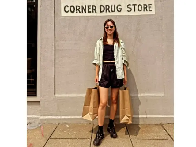 Kong Hyo Jin looks like a model just shopping in America