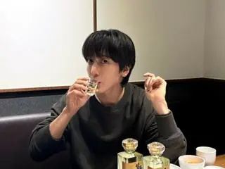 CNBLUE's Jung Yong Hwa shows off his cute charm while drinking soju