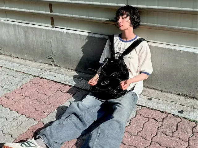 Nana (AFTERSCHOOL), what's up with sitting on the street? ... Her training wear looks like a pictorial